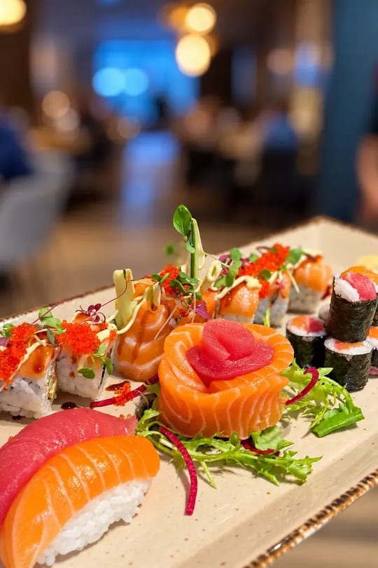 Nigiri z lososa a tuňáka, růže ze sashimi a rolky s kaviárem