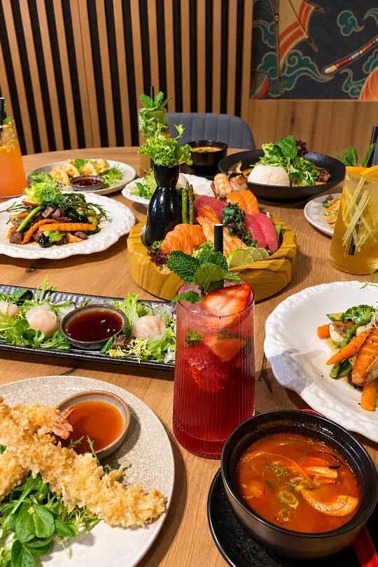 Polévka tom yum, krevety v tempuře, saláty a jahodová limonáda